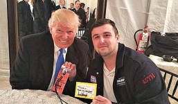 Được Tổng thống Trump tặng 10.000 USD, người ủng hộ ngơ ngác bật khóc