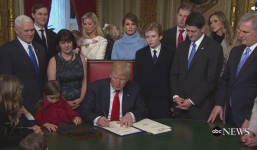 Tổng thống Trump ký 3 văn bản đầu tiên ngay sau khi nhậm chức