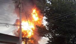 TPHCM: Cháy lớn kho hóa chất lúc rạng sáng