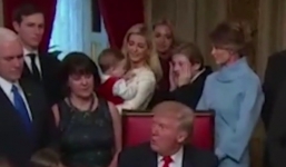 Video: Con út chơi ú òa khi Trump ký văn bản đầu tiên