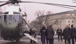 Video: Khoảnh khắc Trump tiễn Obama lên trực thăng rời quốc hội
