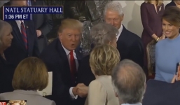 Video: Trump và Clinton bắt tay gượng gạo trong tiệc nhậm chức