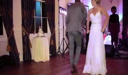 Video: Choáng cô dâu bỏ giày nhảy cùng chú rể trong đám cưới