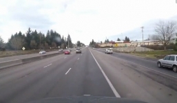 Biker nhảy lên cốp xe như Người Nhện sau khi đâm vào đuôi ôtô