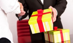 UBND TP Hà Nội yêu cầu báo cáo việc nhận quà Tết trước 6/2