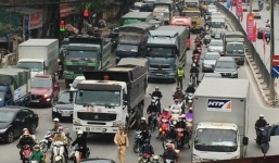 Người dân ùn ùn về quê, nhiều tuyến đường bị ùn tắc