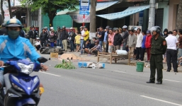 Tai nạn giao thông, cha chết thảm, con nguy kịch dưới gầm xe buýt