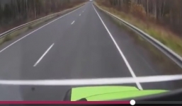 Tài xế ngủ gật, lấn làn lao thẳng vào đầu xe tải