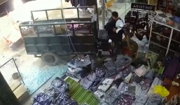 Tài xế xe ba gác mất lái đâm nát cửa kính hàng quần áo