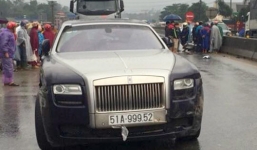 Siêu xe Roll Royce vượt xe tải đâm hai bố con