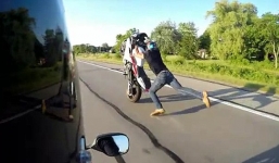 Bốc đầu xe đua ở tốc độ 160km/h, biker lăn như bi trên đường