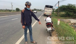 2 anh em ruột chích điện người đi đường, cướp xe máy