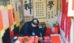 Ông đồ viết chữ trên hè phố có 'rởm'?