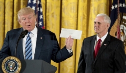 Video: Trump khoe thư bí mật của người tiền nhiệm Obama