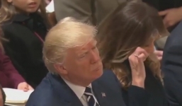 Video: Vợ Trump bật khóc khi nghe thánh ca cạnh chồng