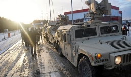 Xe tải quân sự Mỹ lật, đánh rơi vỏ xe tăng xuống đường