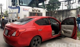 Ôtô bị container đẩy đi hàng chục mét, anh đạp cửa cứu em