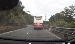 Xe máy vượt phải cắm mặt vào hông xe khách, tài xế thoát chết gang tấc