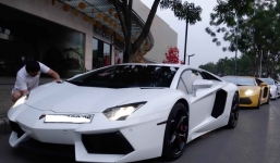 Cường đô la, Minh Nhựa khoe dàn siêu xe hoành tráng
