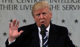 Một phụ nữ bị đuổi khỏi máy bay vì mắng người ủng hộ Trump