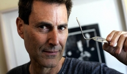 Video: Người đàn ông có khả năng bẻ cong iphone bằng ý nghĩ