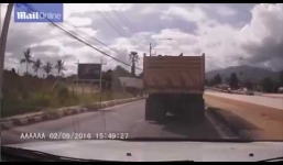 Người phụ nữ sống sót thần kỳ sau khi ngã chui vào gầm xe tải 20 tấn