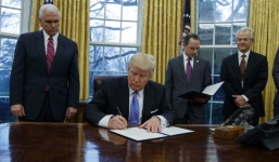 Trump chính thức ký sắc lệnh rút Mỹ khỏi TPP