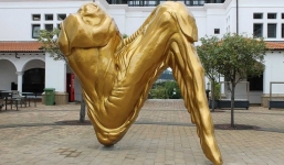 Linh vật năm 2017: cánh gà khổng lồ bằng vàng hơn 2 tỷ