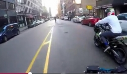 Cảnh sát ném trúng cốc cà phê vào mặt người lái môtô