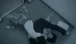 Tên cướp bị nữ cao thủ đánh bầm dập trong thang máy