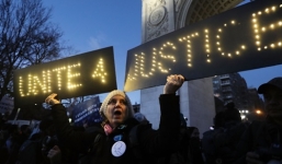 Hàng trăm người biểu tình phản đối bức tường biên giới của Trump