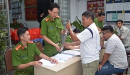 Hàng chục người mang mã tấu, dao kiếm đến công an phường