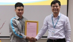 Nhân viên sân bay trả lại 100 triệu đồng cho khách bỏ quên