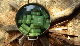 Bí quyết luộc bánh chưng xanh tự nhiên đón Tết