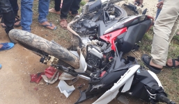 Xe máy đối đầu nhau, 1 cháu bé tử vong, 2 người bị thương nặng