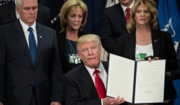 Tổng thống Donald Trump ký sắc lệnh xây tường biên giới với Mexico