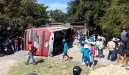 Xe khách đâm sập nhà đân, ba người thoát chết