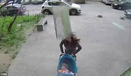 Người mẹ Nga sống sót thần kỳ dù bị bê tông rơi trúng đầu