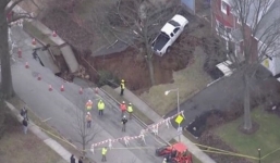 Xe ô tô lơ lửng bên miệng hố tử thần khổng lồ ở Mỹ