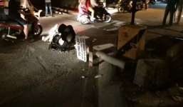 Tàu hỏa kéo gãy cột điện, người đi xe máy vạ lây