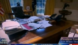 Video: Trump khoe bàn làm việc bừa bộn trong Nhà Trắng