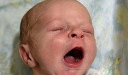 Khám thận bất ngờ phát hiện mình có thai 9 tháng