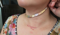 Khách mua dâm xong, cướp dây chuyền bỏ trốn