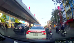 Gây sự giữa đường vì tạt đầu taxi bất thành