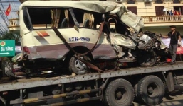 Xe đi lễ chùa đâm vào vách núi, 2 người chết, 27 người bị thương