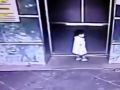 Khoảnh khắc đáng sợ khi bé gái chút nữa bị thang máy kẹp chặt