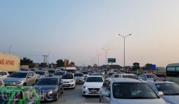 Người dân bắt đầu đổ về Thủ đô, gây ùn tắc trạm thu phí