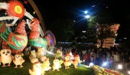 Đường hoa Nguyễn Huệ duy trì thêm một ngày