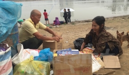 Vợ chồng nghèo bên sông Hồng “nhặt yêu thương' cho Tết