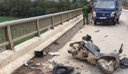 Xe tải húc 3 người đi xe máy văng qua lan can cầu